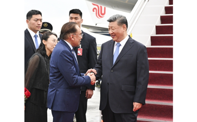习近平抵达吉隆坡对马来西亚进行国事访问