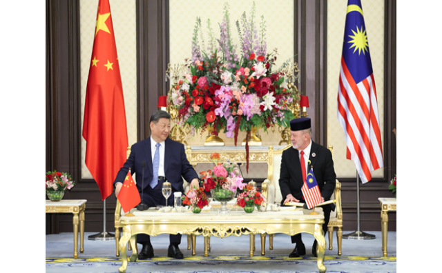 习近平会见马来西亚最高元首易卜拉欣