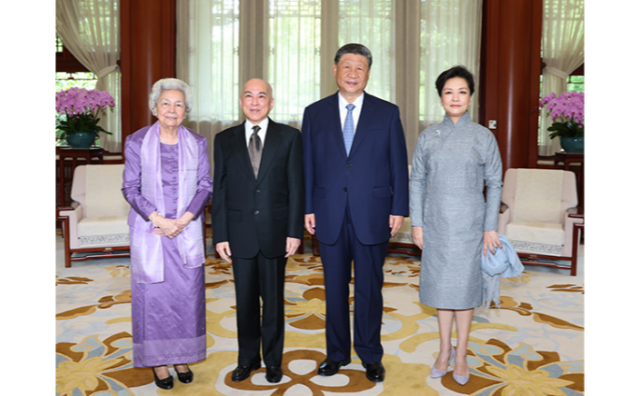 习近平夫妇会见柬埔寨国王西哈莫尼和太后莫尼列
